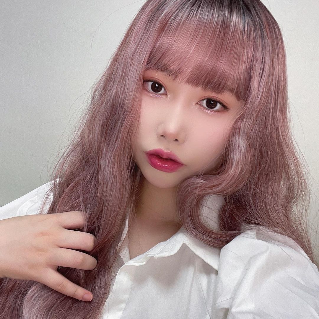 Coolin 쿠린 on Instagram: “💗여쿨들 설레는 LIP #딩키핑크 💗 #여쿨인생립 #대체불가 #돌아온_딩키핑크 투명한 핑크의 유리알 광채 틴트✨ 이런 립은 투쿨밖에 없다구요🥺 바르면 형광등 킨듯