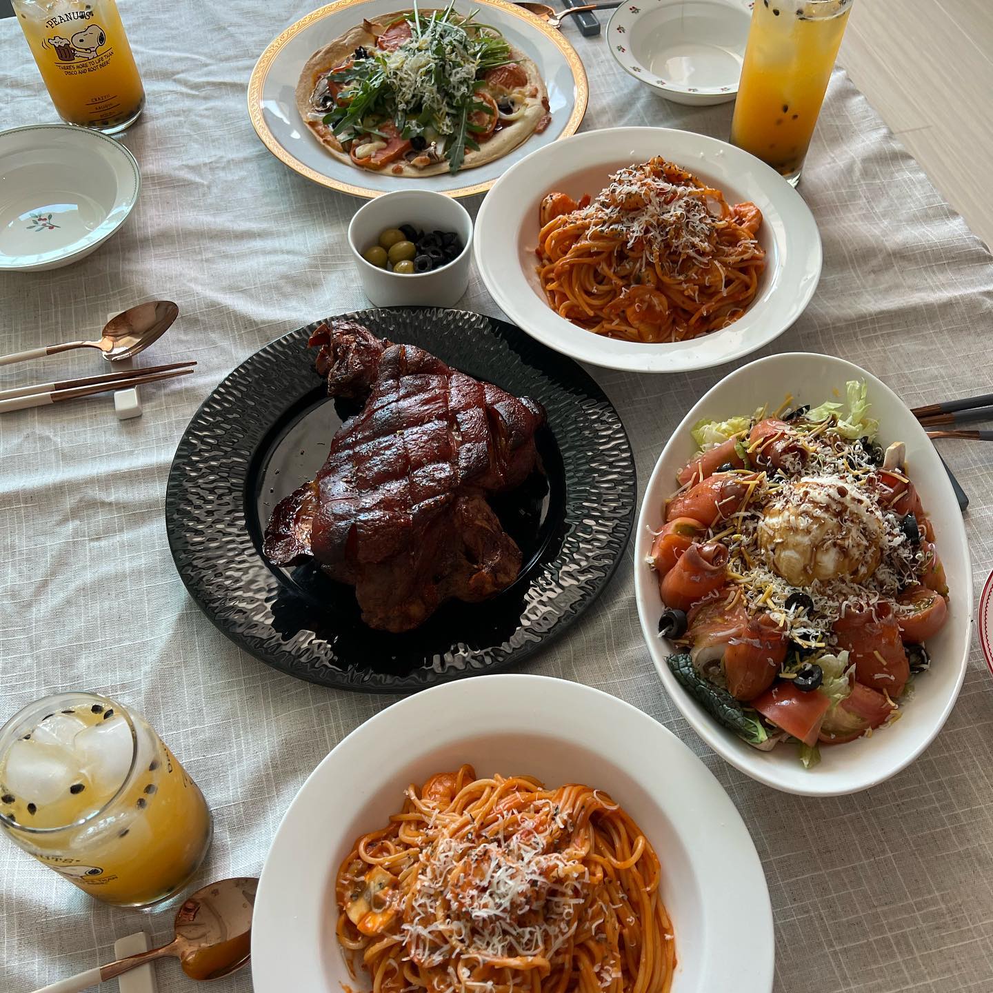 #홈쿡 #집들이음식👩🏻‍🍳 🥗🍖🍝🍕
-
열심히 뚝딱뚝딱 요리하다
예쁘게 사진찍을 체력+시간 삭제🤣

#리코타연어샐러드 
#슈바인학센 
#로제쉬림프파스타 
#루꼴라피자 

친구들 초대는 언제나 즐겁고 행복하다
부부 모임이 될 때는 더욱 더💖

부부들끼리도 서로 친하게 지낼 수 있는게
너무 값지고 귀하고 즐겁다!

(그렇게 이 날 우리는 부부는 친구 부부와
1pm-1am 먹고 놀고 먹고 닌텐도로 하루를 불태움🔥)

샌드위치 연휴였지만 다음날 출근한 나..
대단해… 칭찬해…👏🏻👏🏻
ㅋㅋㅋㅋㅋㅋㅋㅋ
-
#토리복이