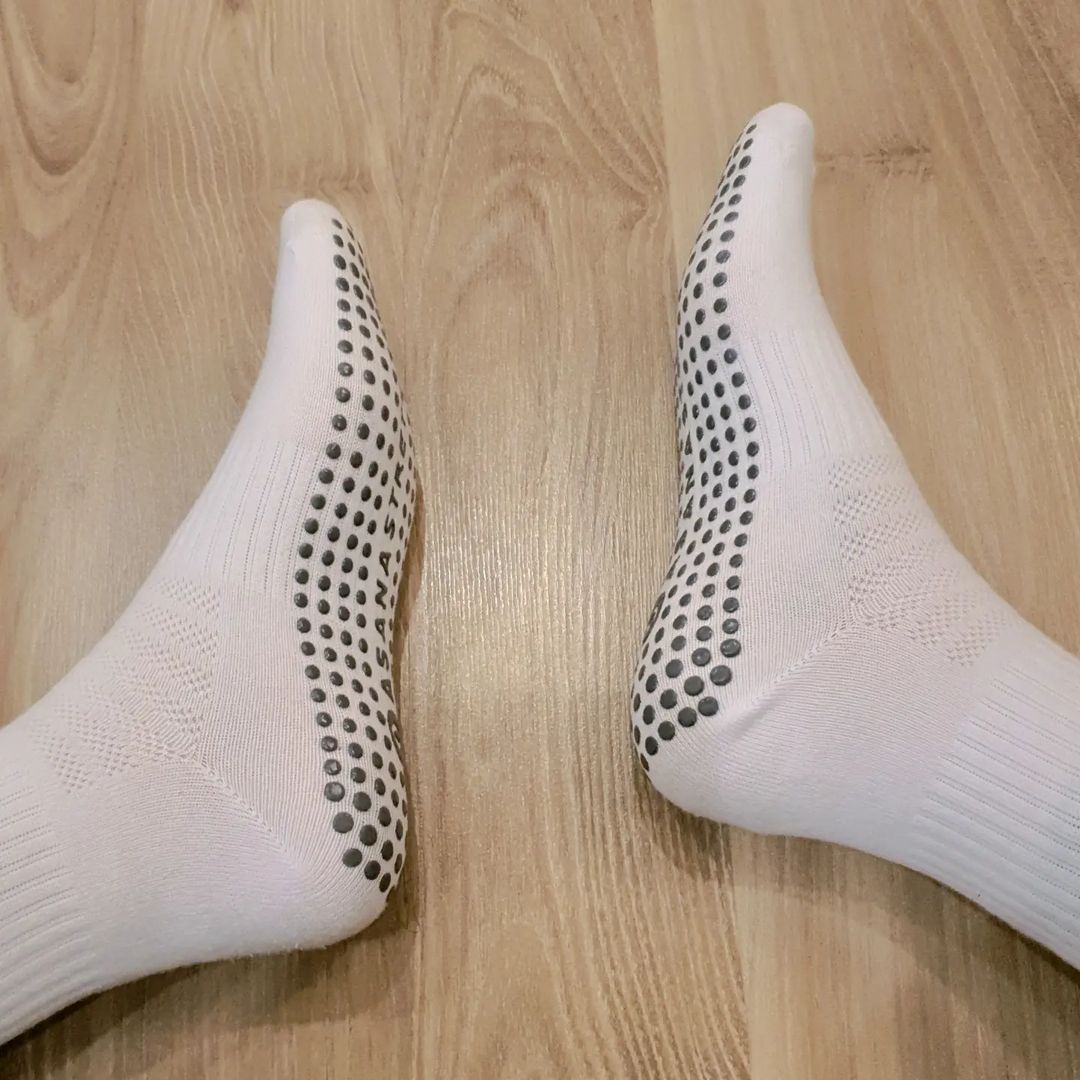 재경’s Instagram profile post: “#협찬 운동할 때 🧦양말🧦 안 신는 분 없으시죠? #아사나양말 도톰하고 탄탄해서 운동할 때 신기 안성맞춤‼️🙆 👣발바닥 부분에는 미끄럼을 방지하는 논슬