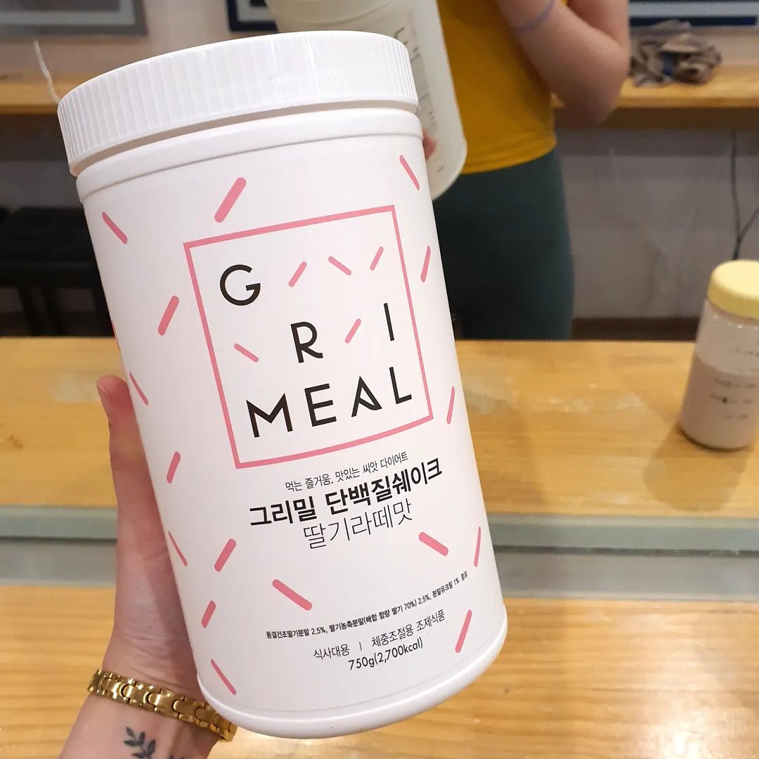 재경 on Instagram: “#협찬 📢맛있는 딸기라떼🍓🥛 #그리밀 단백질쉐이크를 제공받았어요‼️ 그리밀 단백질쉐이크는 무려 ⭐️12가지⭐️ 맛이 있어 입맛에 맞게 골라 먹을 수 있어요 바질