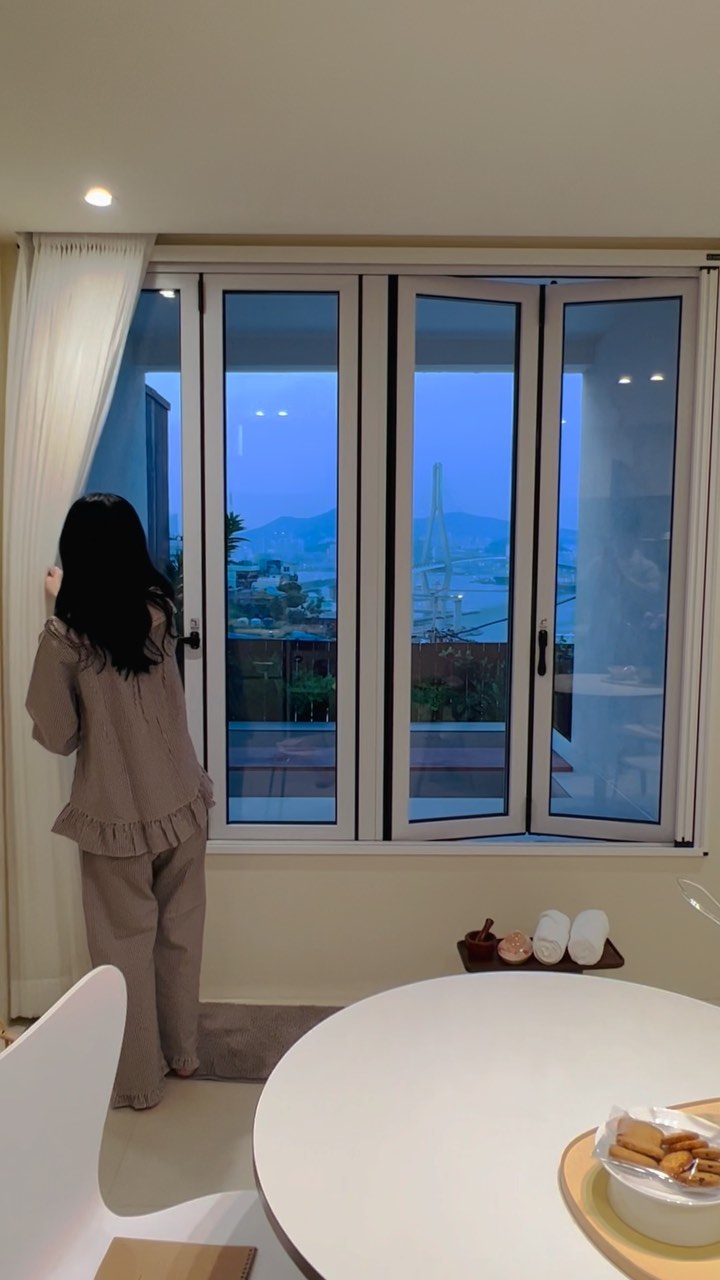미리보여드리는 부산 감성 숙소👀
여기는 부산항대교가 바로 보이는 야외 노천탕이 있는 숙소에요❤️
스멀스멀 따라오는 커튼 멈춰....!!!!!
