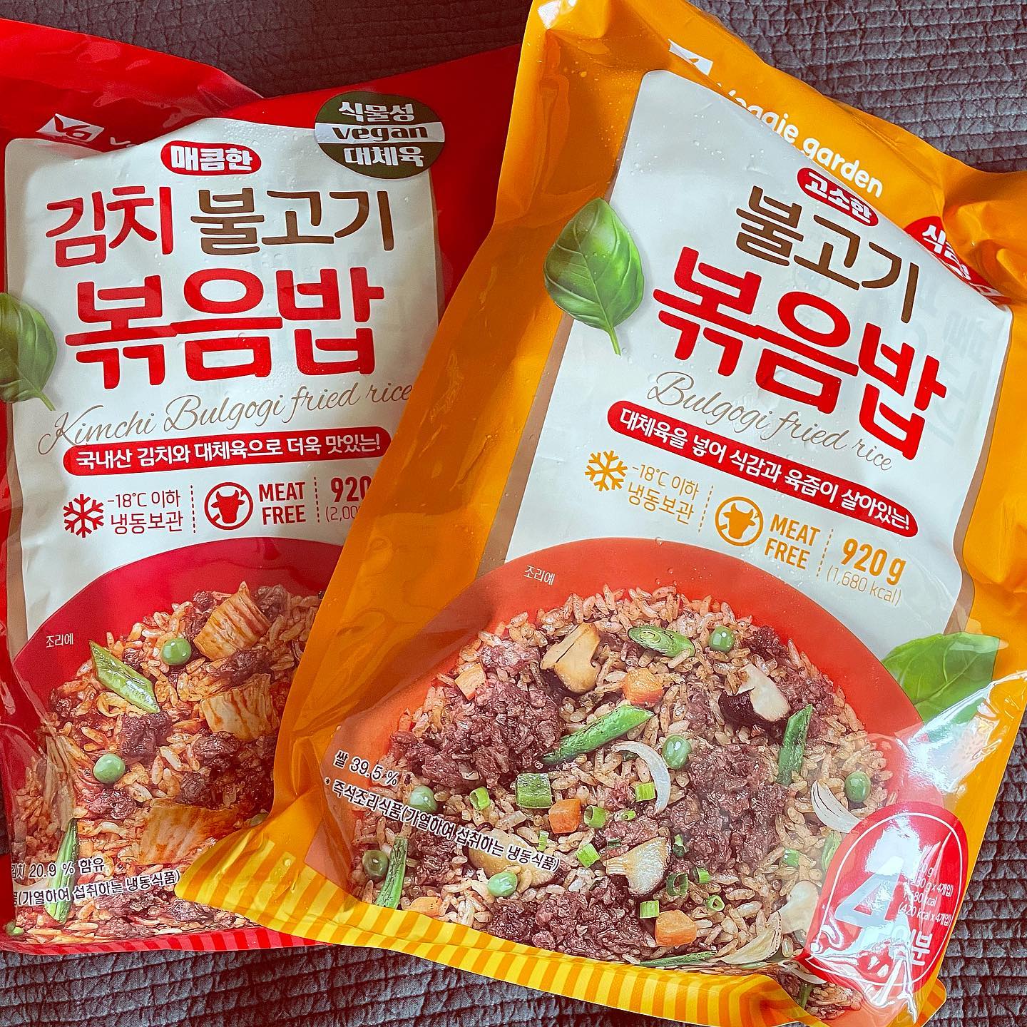 #협찬 #베지가든 

베지가든의 다섯가지 약속, 100% 식물성 대체육, 맛있는 비건 푸드, 최고의 품질, 지구를 위한, 상생의 브랜드에요 😄

100% 식물성 대체육으로 만들어진 비건 제품이고, Egg Free, Meat Free, 트랜스지방, 콜레스테롤, NON GMO 제품, HACCP 인증 제품임 ! 🫢

농심 연구소와 농심그룹 계열사인 태경농산㈜가 독자적으로 개발해낸 식물성 대체육 제조기술을 간편식품에 접목한 브랜드임 !🙆‍♀️

맛은 총 2가지이고 김치 불고기 볶음밥은 국내산 비건 김치와 베지가든 대체육으로 만든 불고기가 포함됐어요 ㅎㅎㅎㅎ 

그리구 100%식물성 대체육으로 만들어진 비건제품! 

비건음식은 처음먹어보는데 생각보다 너무 맛있었어요 간편하게 먹기 너무 좋고 비건음식을 좋아하는 사람들에게 선물해주면 너무너무 좋을거같아요 😌💕

구매링크👉 https://m.smartstore.naver.com/veggiegarden

#협찬 #베지가든 #태경농산 #농심 #비건 #매콤한 #김치불고기 #고소한 #불고기 #볶음밥 #식물성 #대체육
