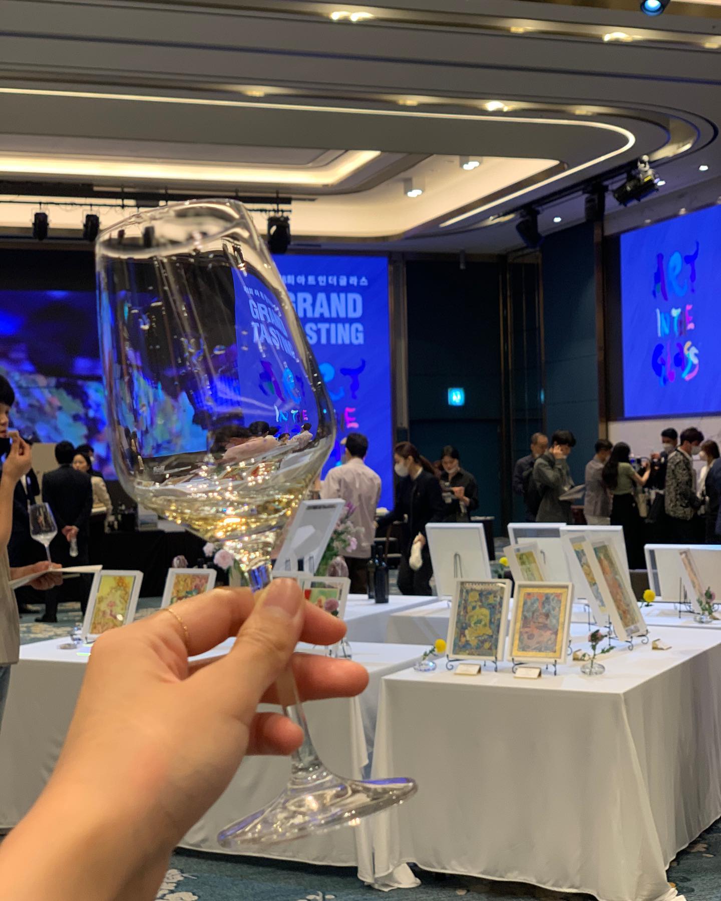 🎨Art in the Glass 8

와인과 예술의 콜라보
신진 작가 공모전을 통해 선발 된 작품과 와인을
한 자리에서 음미하고 즐길 수 있는 시음회.
올 해는 이정민 작가님의 일러스트 작품들을 볼 수 있었는데 
판티니 그룹의 모티브를 기반으로 작업 된 작품들로, 
화려하면서 동화같은 이미지가 담겨있었다 :)

마침 한정 시음 시간에 딱 맞아서 제일 처음은

🥂샴페인 드 브노쥬, 루이 도르 1995 로 시작
이정도 올빈 샴페인은 처음이었는데
고소한 향과 살구향 그리고 호박꿀 사탕의 향이 솔솔

첫 모금에 살짝 느껴지는 정도의 부드러운 기포와
20년이 지났음에도 산도가 여전히 잘 살아있는게 매력적이었다.

잘 익은 빈티지의 바롤로조 좋았고,
다양한 빈티지는 물론 세부 밭이 나뉘어져 있어
떼루아를 조금씩 비교해보며 마실 수 있었다

🍷테데스키, 아마로네 델라 발폴리첼라 클라시코 리제르바

늦가을에 달콤쌉싸름하게 마시기 너무 좋은
웰메이드 와인,,, 입 안에 천천히 쌓이는 오밀조밀한 탄닌, 그럼에도 부드러운 질감까지 너무 좋았고
플럼의 진한 풍미와 베리를 잔뜩 넣어 졸인 수제 콩포트, 말린 무화과 등 과실 풍미에 더해
카카오나 다크초콜릿, 감초 등 복합적인 풍미

🍷 테누타 부온 템포, 브루넬로 디 몬탈치노 p56
살짝 으깬 꽃과 함께 젖은 흙내음, 오렌지 제스트
그리고 앙증맞은 붉은 과일들의 향부터
입 안을 꽉 채우는 묵직함을 부담스럽지 않게 만들어주는 적절한 산도까지.
입 안에서도 다양한 레이어를 보여주는 깊은 풍미의 BDM

오랜만에 뵙는 반가운 분들과 인사도 나누고 
맛있는 와인들 시음하며 종일 취해있던 하루🥂

자세한 리뷰는 조만간 블로그에!

#와인시음회 #와이넬 #아트인더글라스 #소피텔 #와인스타그램