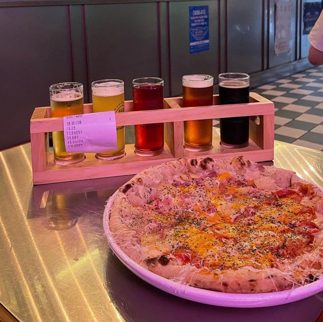 혜니 on Instagram: “#광고 영등포 아트몬스터에서 맛있는 수제맥주 샘플러와 피자, 치킨 즐겼어요!! 아트몬스터는 지점별로 매장이 개성있고 참 예쁜것 같아요. 독특하고 감각적인 인테리어