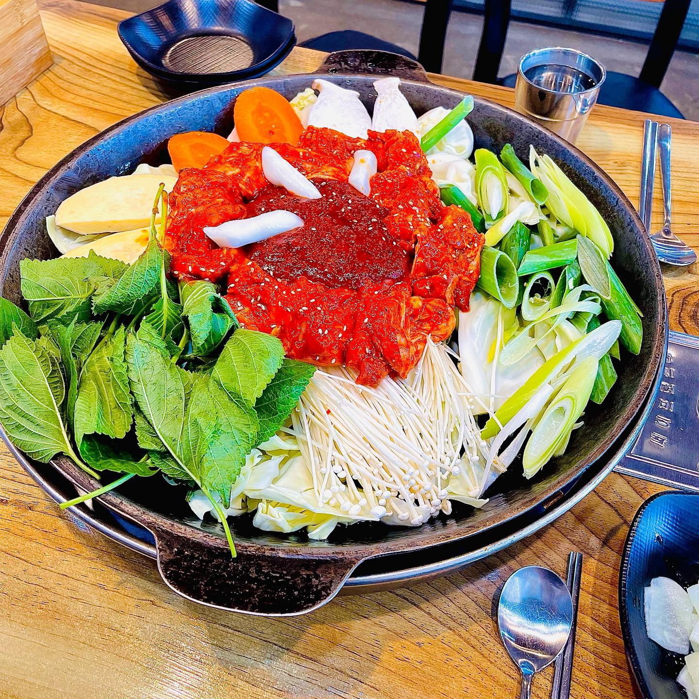 #협찬 

파주 맛집 심학산 닭갈비🐔🐔

양이 엄청 푸짐하고~ 살이 닭다리살처럼 야들야들해요😋😋
너무 맛있었다는 말밖에 나오지 않네요😍🥰😘
파주에 놀러오신다면 꼭 심학산 닭갈비 드셔보세요~🐓🐓
진짜!🤩🤩 강력 추천합니당!!⭐️⭐️⭐️⭐️⭐️
먹는 내내 너무 맛있어서 대화도 없이 흡입했어요🥘🍻

사람들도 엄청 많구요~ 완전 맛집으로 소문난곳이였어요🗣🗣
파주 심학산 보러 놀러오시면 꼭 가보세요~🏃🏻🏃🏻‍♀️🏃🏻‍♂️
아이들도 되게 잘 먹고, 맵지도 않아서 굿이에요~👍🏻👍🏻
닭갈비 말고도 부대찌개도 파는데~ 닭갈비가 더 인기가 많아요!
셀프로 김치부침개랑 라면도 끓여서 먹을 수 있어요🥳🥳

부침개도 닭갈비 익기전 기다릴때 먹으니까~ 더 꿀맛🥢
닭갈비에는 볶음밥 무조건인거 아시죠??
저는 볶음밥을 먹기 위해 닭갈비를 먹는다고도 할 수 있어요😄
박박 긁어서 닭갈비를 위에 얹어서 먹으면 황홀~😭😭😭
흠잡을 것도 없이 모든게 다 완벽하네요👏🏻👏🏻👏🏻

🏷 경기 파주시 교하로 623 심학산 닭갈비
⏰ 11:00~21:00 / 매주 월요일 정기휴무!

#심학산닭갈비 #파주아울렛닭갈비 #파주아울렛맛집 #파주닭갈비 #파주맛집 #파주동패동맛집 #파주모임장소 #파주회식장소