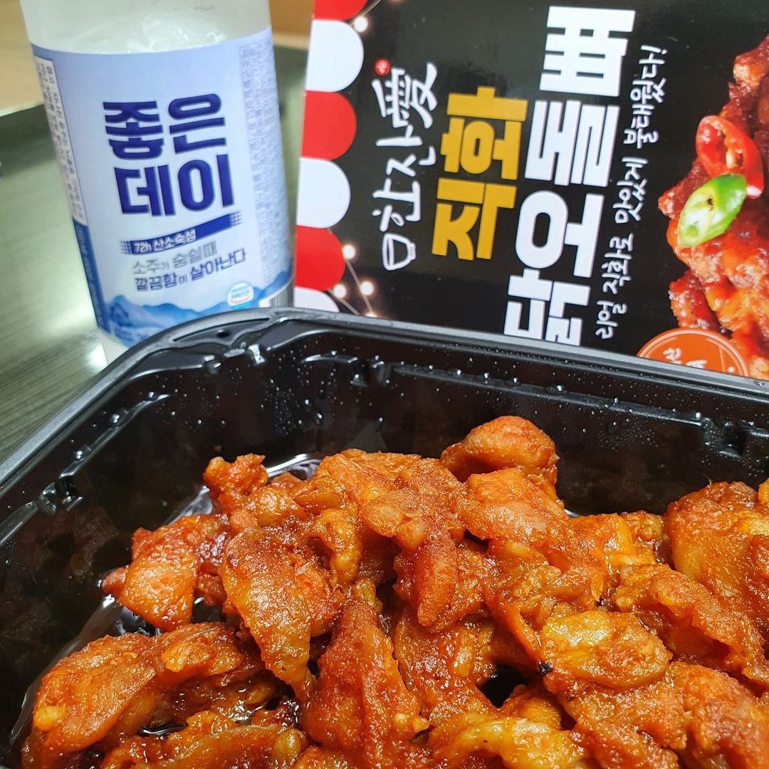 오리지널쿡녀🍴 정지현🐷 on Instagram: “#협찬 #직화오돌뼈 . 인생 혼술 안주 찾음.. 씹는 재미와 불향 가득 매콤한 닭오돌뼈가 으롸하하! 리얼 직화로 맛있게 불태웠다더니 소주로 내가 불