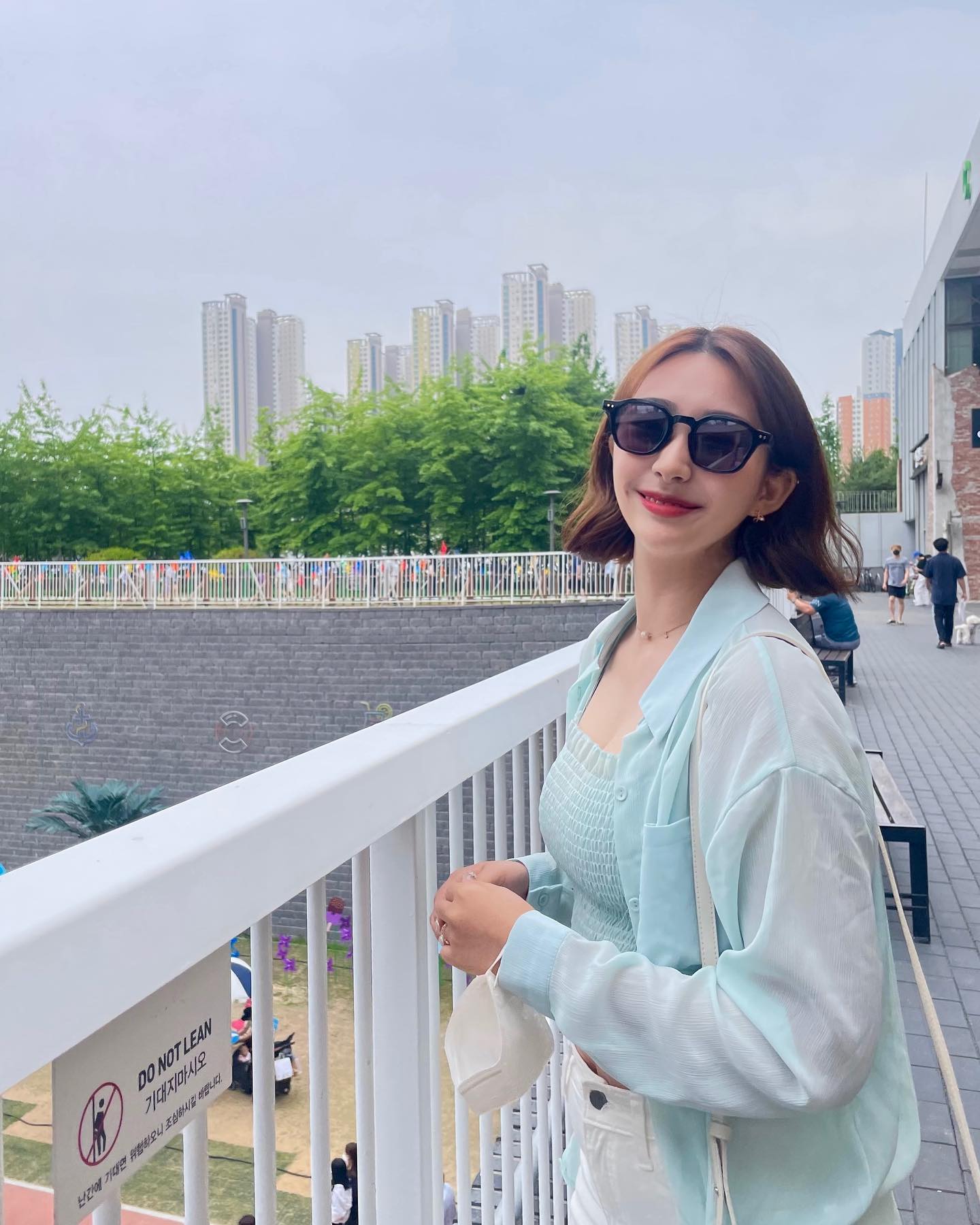  “예쁜 내 썬구리🕶 - 가볍고 예쁜 선글라스 현재 이벤트 중이라 저렴하게 구매할 수 있습니다☺️ 심플한 디자인이라 어느 옷이든 잘 어울리고 가벼워서 가지고 다니기도…”