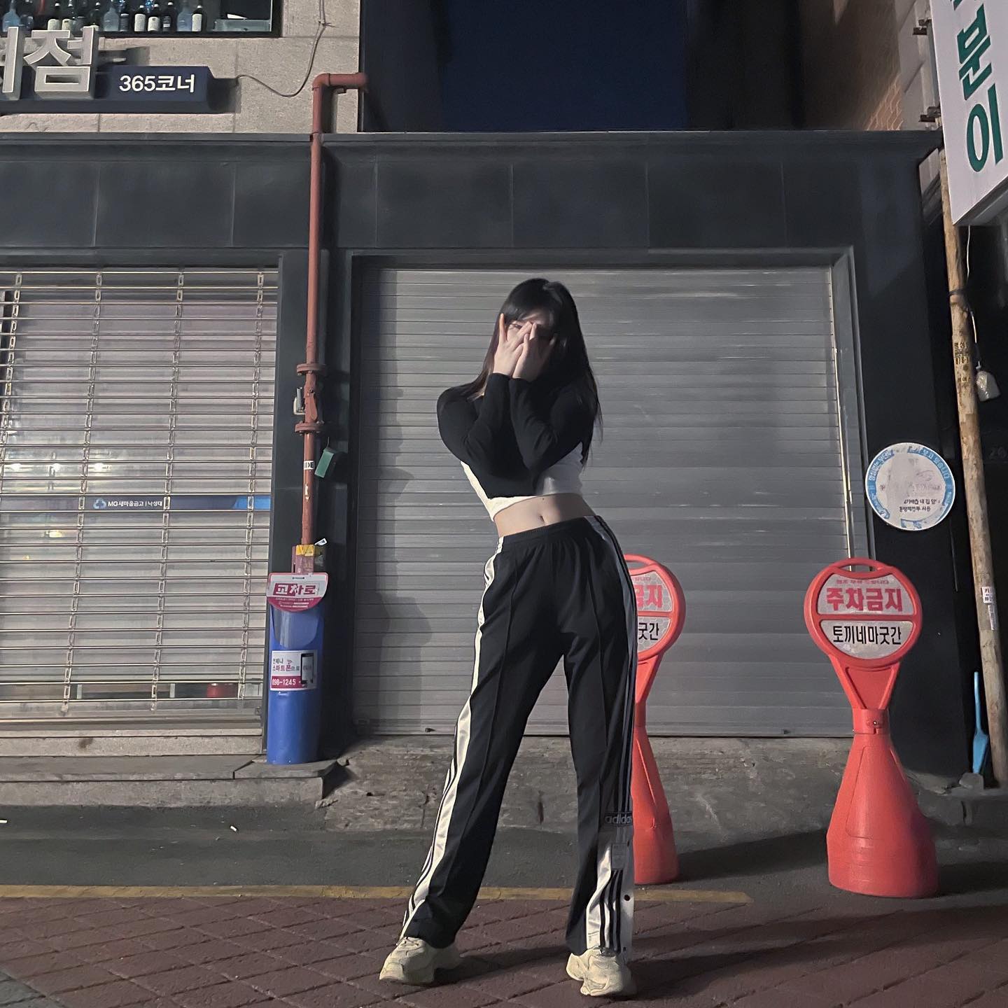 #리미옷장탐구생활 
상의가 뽀인트인데 보이는 사진이 업서요.. 아쉬워버라..
-
피드 자주 올리고 싶은데 출근룩조차 찍을 수가 없어서 너무 슬프네용 흑흐윽😭😭

.
.
.
.
#패션 #패션스타그램 #패션계정맞팔 #꾸안꾸 #스물넷 #20대코디 #24 #코디추천 #캐주얼룩 #스트릿 #스트릿룩 #빈티지 #알바룩 #출근룩 #아디다스#트랙팬츠 #여자코디 #코디 #데일리룩 #ootd #오오티디룩 #빈티지 #빈티지룩#일상룩 #데일리코디 #맞팔 #선팔맞팔