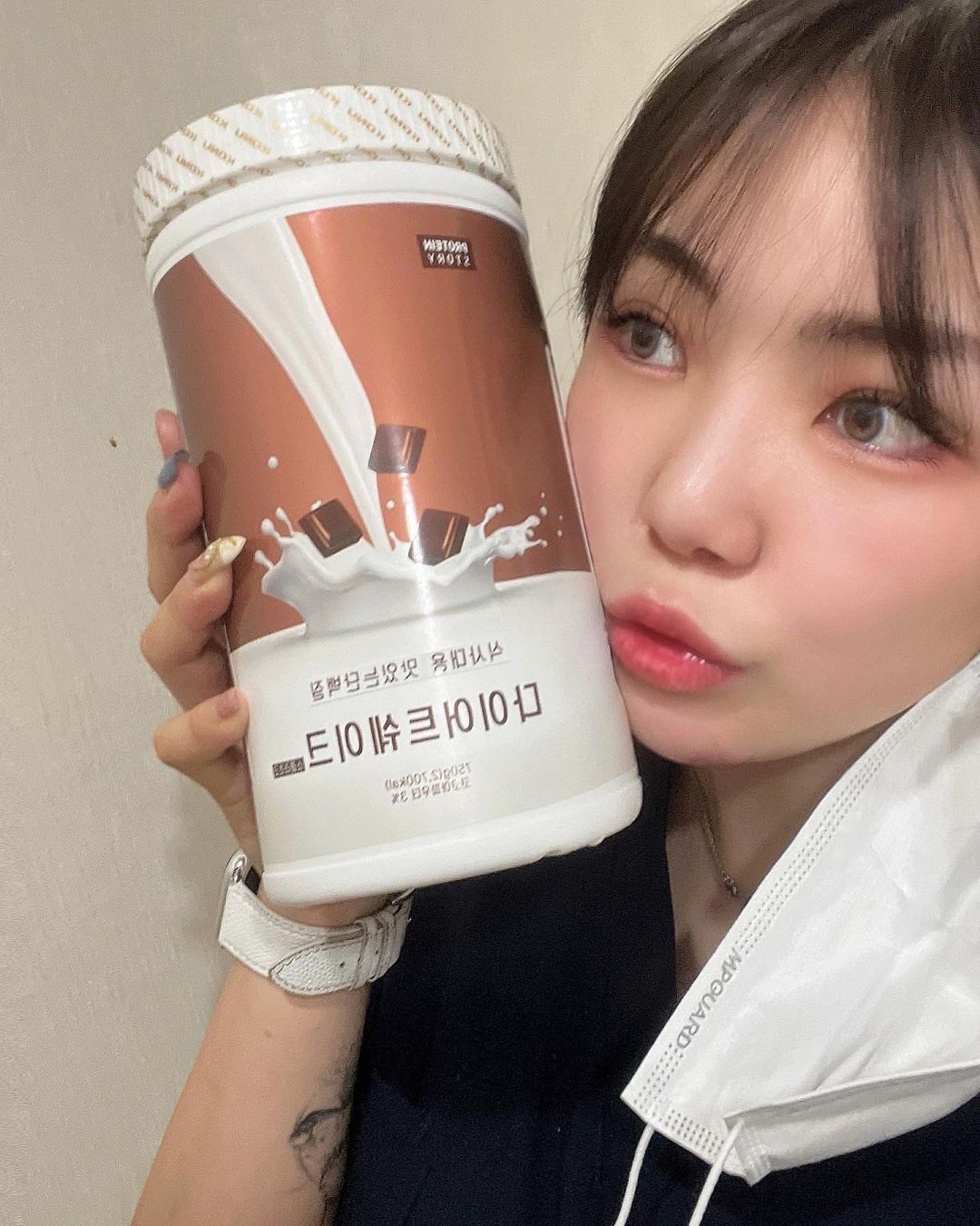 @malatango’s Instagram profile post: “#협찬 바쁜 아침에 간단하고 건강하게 챙길 수있는 식사대용 쉐이크🥛 🌿가벼운 216 칼로리 🌿5가지 프리미엄 동식물성 단백질 🌿균형있는 영양소 🌿수요