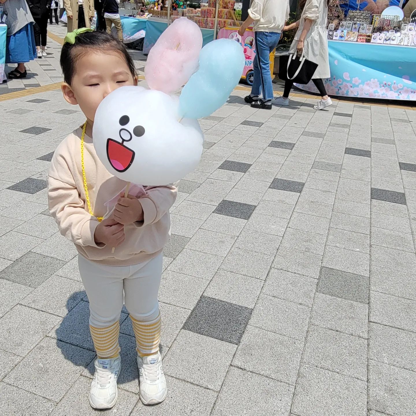 🍭#나뭇가지에실처럼날아든솜사탕

💆엄마 화장품은 진작 체험이 끝났고
목걸이, 귀걸이, 반지 등 악세사리도 탐내더니
반지 컬렉션 완성중인 뚜니🧒

같이 💎💍예쁘고 반짝이는거 구경하고
🦑오징어포 같은 안주도 시식 할 수 있고
(결국 맥반석 구이 오징어포 사드림)
엄마 악세사리며, 옷도 골라주는 4살 뚜니

벌써 이렇게 친구같은데..
더 크면 얼마나 좋을지 생각만 해도 좋아요🙆

아침에 눈뜨자마자,

🧒엄마, 나 타요 노래방 가고 싶어요
(최근에 코인노래방을 간 뒤로 종종 가고 싶다며..)
그리고 동그란 구멍이 뻥 뚫린 도너츠도 먹고 싶어요
초코 도너츠! 나 어저께 못 먹었잖아요
(오늘 아닌 모든 지난날의 기억은.. 어저께ㅋㅋㅋ)

매일 먹고 싶고, 하고 싶은것도 많은 뚜니
진짜 기가막혀서 웃었어요ㅋㅋㅋ

타요 놀이터(키즈카페)를 잘못 이야기 한 줄 알았더니..
🎤노래방 가서 타요 노래 부르고 싶다는 얘기였네요

🦖🦕공룡도 보러 가고 싶고,
🏖바다에 풍덩! 하고 싶고
🎠놀이기구도 타러 가고 싶고

주말마다 같이 다양한 시간을 보내주느라 바빠요
주말이 순삭 되기 일쑤!

햇빛이 짱짱했던 주말에 산책하면서
어저께 사주기로 약속했다는? 🍭솜사탕

뜨거운 햇빛에 받자마자 녹아내려서
얼마 먹지도 못하고 머리, 옷, 얼굴, 손에 범벅

그래도 행복한 뚜니🧒🧡
(사실은, 모양이 금방 망가져 눈물이 나왔답니다)

#4살의갬성이란_맞추기힘들다
#하고싶은거먹고싶은거많은나이
#도너츠는먹어본적도없는데갑자기왠도너츠?
#하긴_폭신폭신한쿠키가먹고싶다고해서빵터진게며칠전
#엄마아빠가열심히돈벌어야하는이유
#다들부자되세요