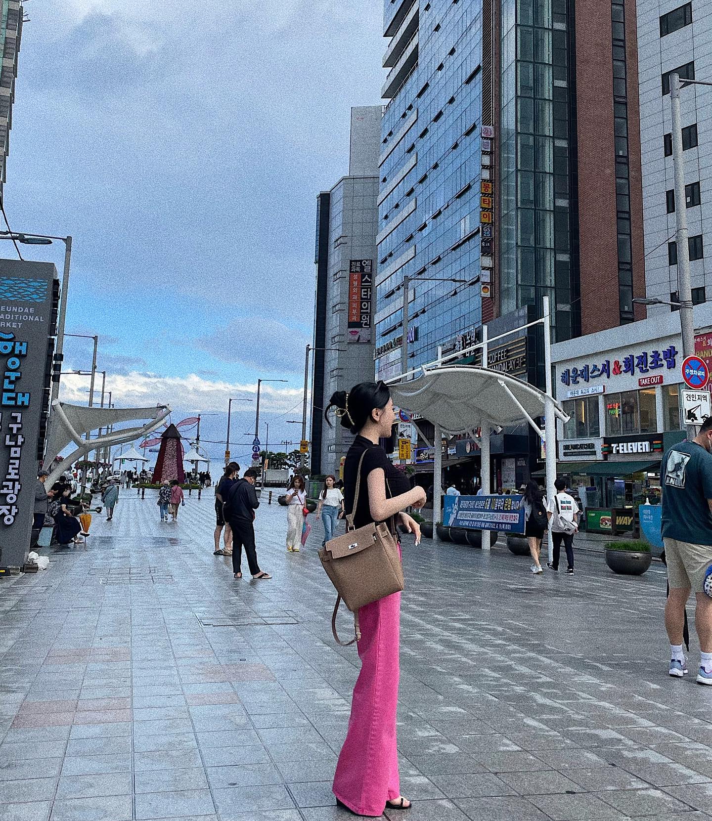 한가닥 삐져나온 기여운 머리랑 기여운 핑크바지 •ᴗ•