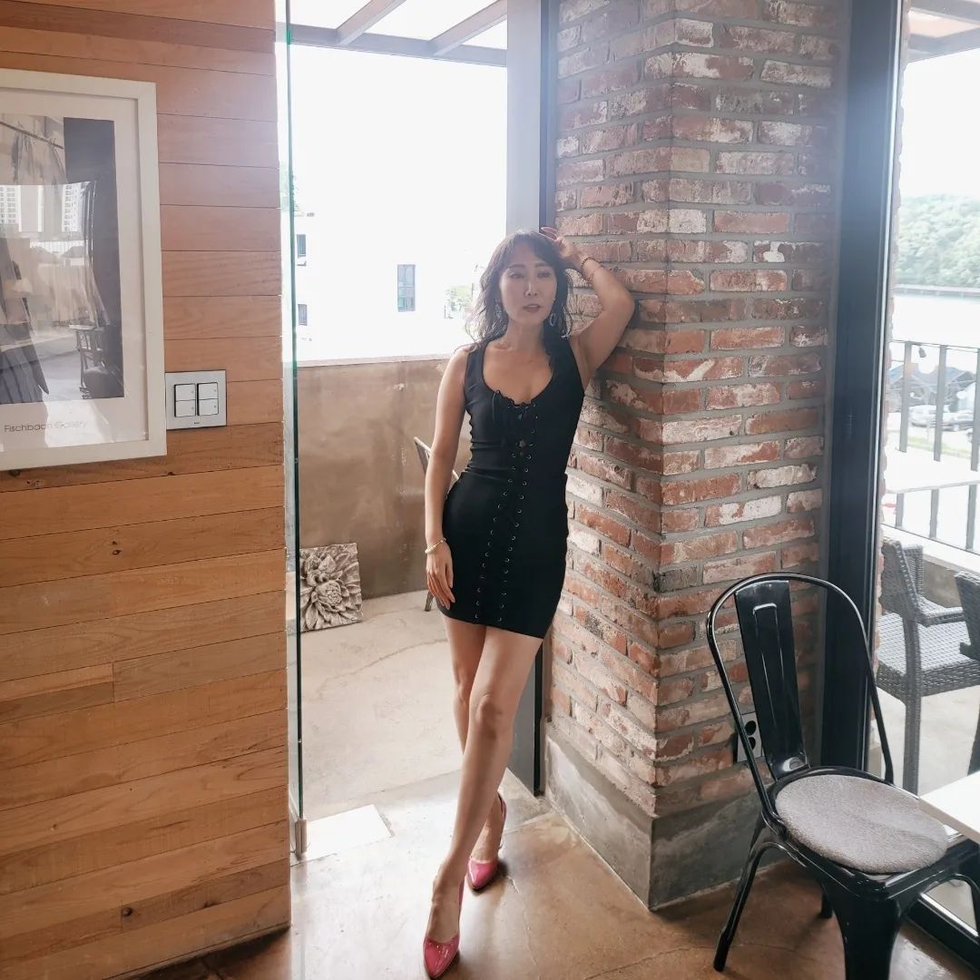 강소미’s Instagram profile post: “So hot🔥한 원피스~♡ 💟저분자발효홍삼 365스틱 & 로즈셀 기초3종 공구 마지막날! 할인가로 언능 Get하세요! 👆주문은 상단 프로필 링크 클릭하세요 😊 #시니