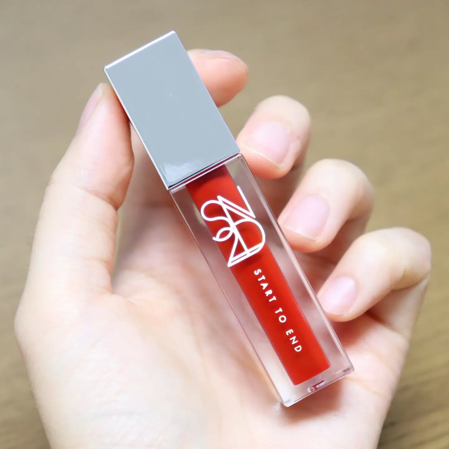 #광고 #S2ND 💄

요즘 매일 사용하고 있는 
에스투엔디 터치스테이 립틴트 💋

뭉침없이 촉촉하고 부드럽게 발리면서
포~슬하게 마무리되는 벨벳 제형의
S2ND 터치스테이 립틴트 

프라이머 바른 듯 가벼운 코팅막을 형성해
묻어남이 적고 오래 지속되서 좋은데요~!

웜톤,쿨톤 피부톤 상관없이 사용하기 좋은
201 카르페디엠 컬러 강추해요😘
.
.
.
.
.
#S2ND #에스투엔디 #터치스테이 #터치스테이립틴트 #에스투엔디틴트 #틴트 #틴트추천 #벨벳틴트 #에스투엔디터치스테이 #레드립 #립메이크업 #풀립 #입술발색 #케플러틴트 #케플러벨벳틴트 #솔직후기