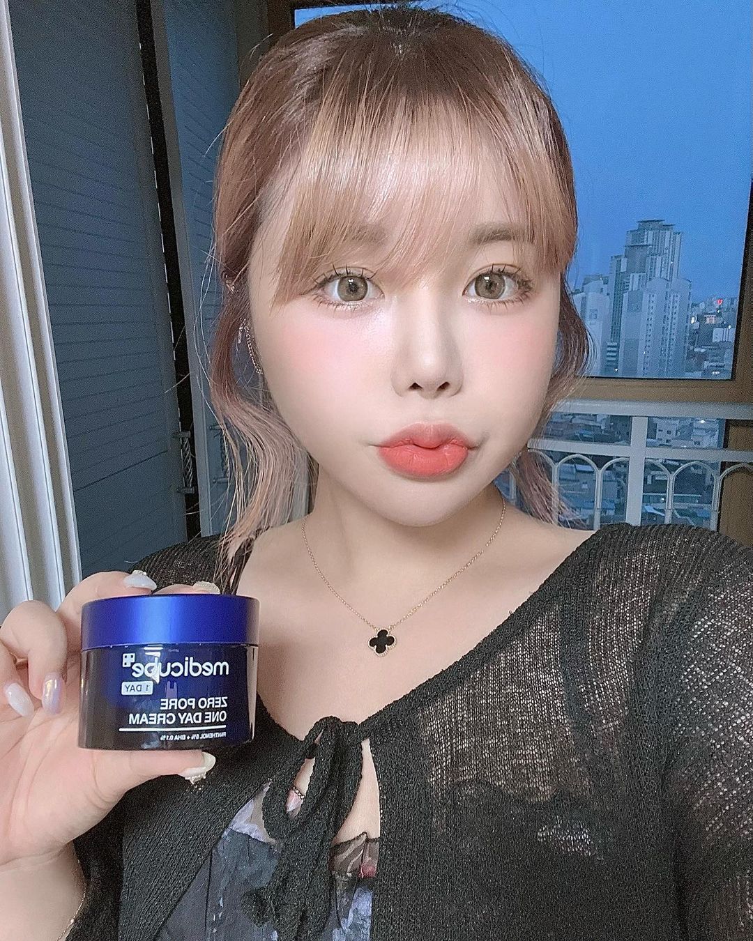아솜 on Instagram: “#협찬 모공케어 전문 브랜드, 메디큐브에서 출시한 진짜 모공 축소 크림🤍 ✔️모공 특허 성분 5종 함유로 가로모공, 세로모공, 착색모공까지 한 번에 케어 ✔️메디큐브