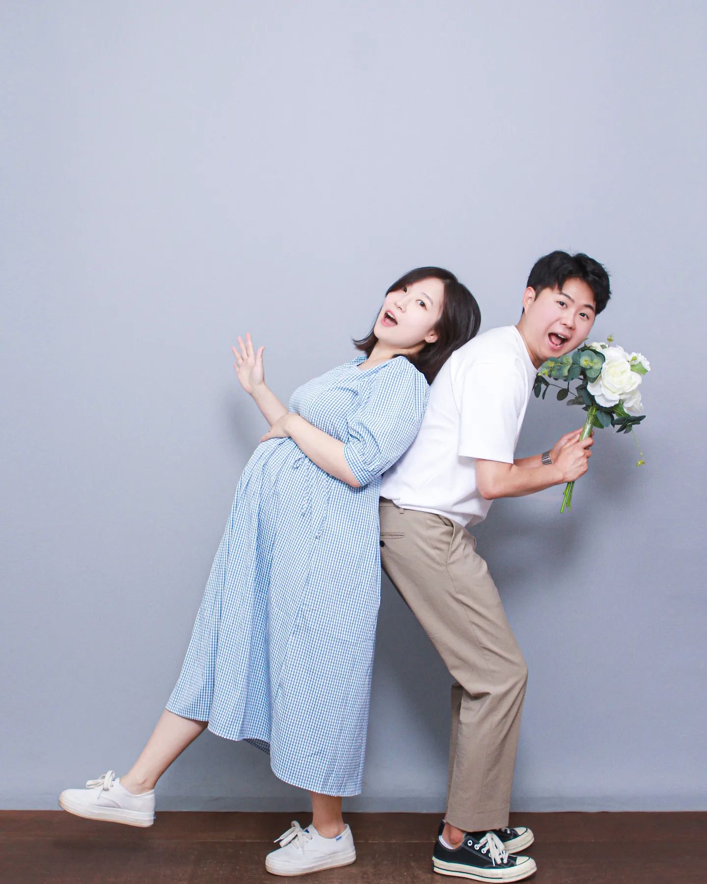 지난번에 안올린 2번째 만삭사진

ㅋㅋㅋㅋㅋㅋㅋㅋㅋㅋㅋㅋ
아니 만삭사진이라고 곧 나올거같아 찍었는데
아직도 안나오는거 실화야?
뽀또야 이제 그만 방빼도 돼
엄마아빠 코 쑤시다가 이제 곧 헐겠어..

그래도 너 좋으면 조금 더 있을래? 
엄마 아직 자고싶다...😒

#만삭사진 #셀프사진 #셀프사진관 #셀프만삭사진 #예비맘 #만삭 #5일남았다
#뽀또 #뽀또엄마뽀또아빠 #임신스타그램