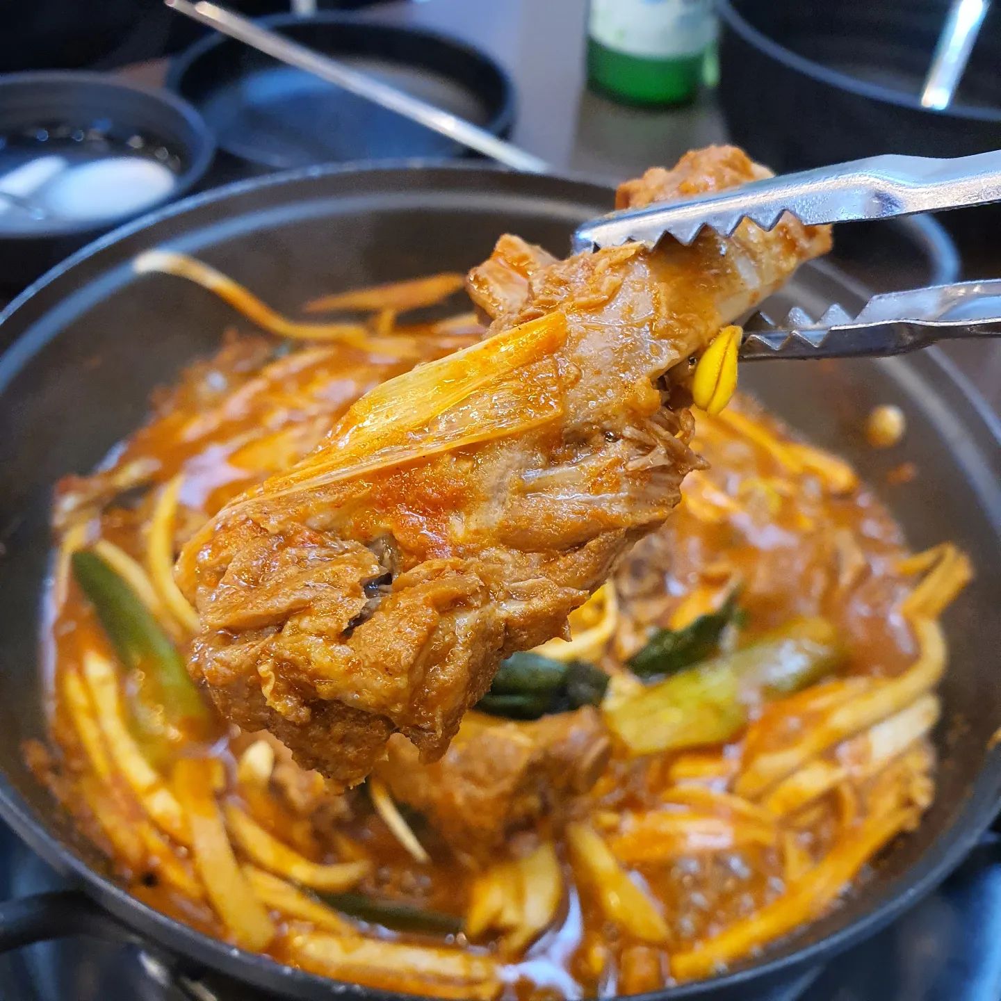 매운음식이먹고싶어 찾아간
팔덕식당!

매운등갈비찜 보글보글 끓이면서 먹으니 진짜매우면서도 넘맛나~~!!

서비스로나온 메밀전까지 꿀맛!!

곤드레밥이랑먹어도맛있고 술안주로먹어도맛있고 아이를위한 간장등갈비도 꿀맛가득!

#봉담2지구맛집#봉담맛집#화성맛집#봉담고기집#봉담외식#봉담등갈비#봉담가족외식#봉담2지구술집
