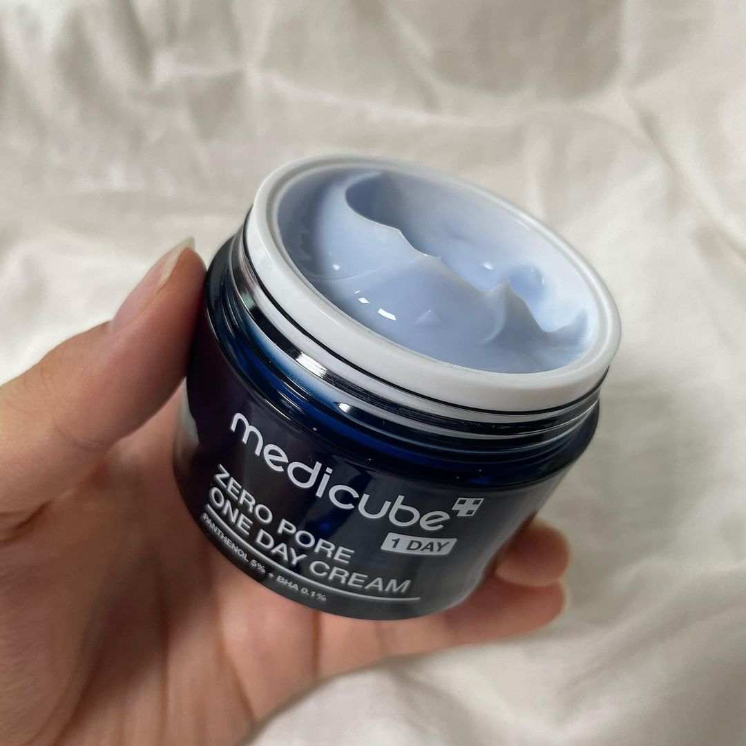 류수아 on Instagram: “@medicube_korea 🤍 모공 특허 성분 5종 함유로 가로모공, 세로모공, 착색모공까지 한 번에 케어하고 메디큐브만의 모공 리프팅 공법으로 모공 탄력을 개선시켜 모공