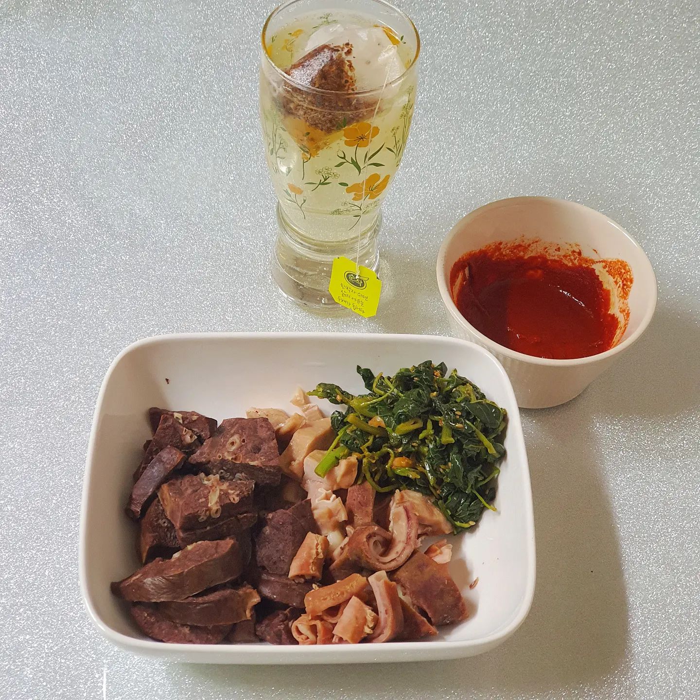 당질을 조금 더 덜어낸 떡볶이양념과 순대내장조합~~

떡볶이 양념:
고운고춧가루 1.5큰술
간장 1큰술
액젓 ⅓큰술
스테비아 ½큰술
카레가루 두꼬집
때려넣고 섞어서 전자렌지1분‼️

순대내장은 내 최애인 허파 + 오소리감투 !!
그냥 먹으면 물리니까 비름나물무침 곁들여 먹었어요😚

#순작콜드브루아이스티 로 입가심하면서 먹으니 느끼하지도 않고 아주 나이스했던 저녁🤍