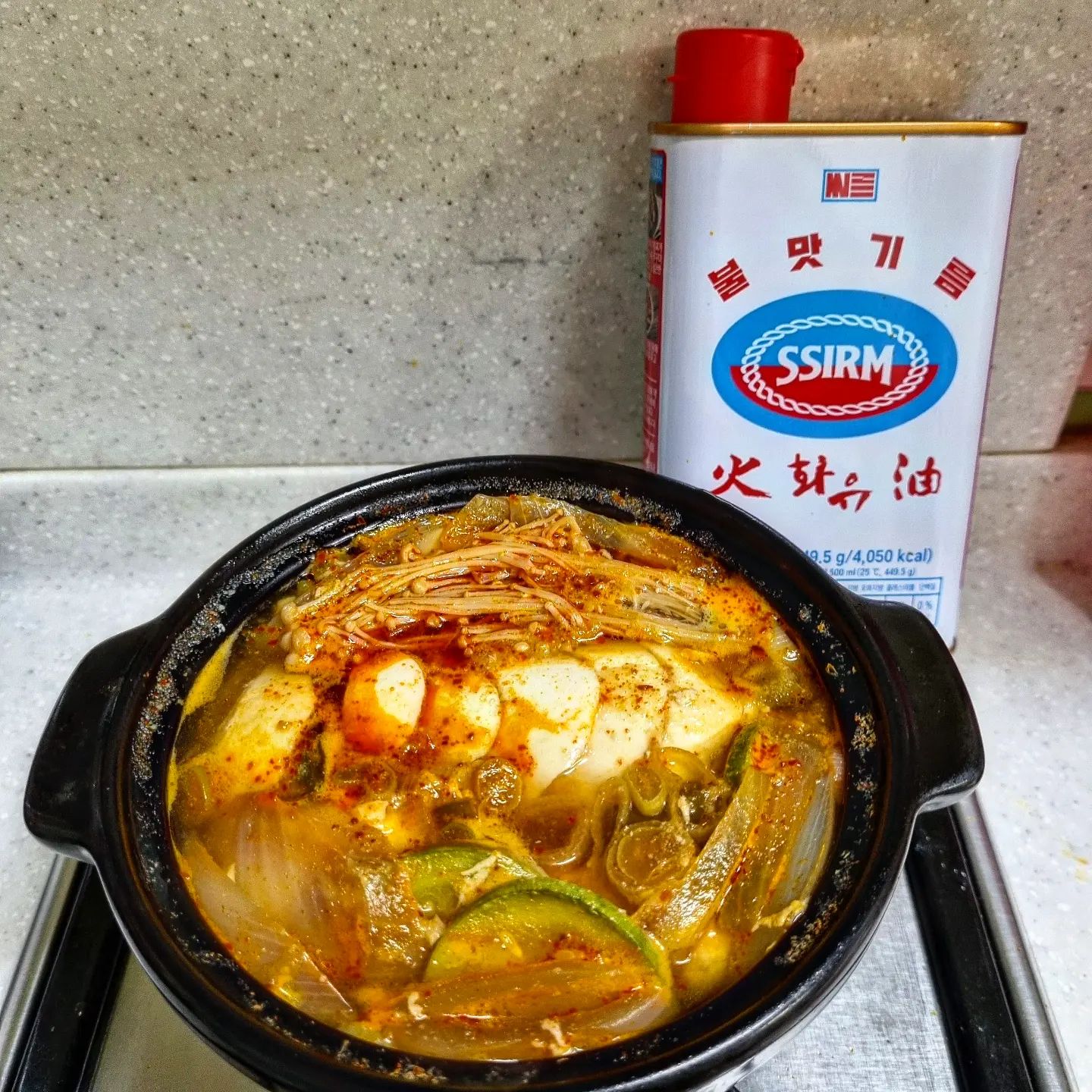 #협찬 불맛살리기 최강🔥🔥

화유사용해서 불맛나는 순두부찌개랑 제육볶음 만들었어요🔥

파기름도 화유사용해서 만드니 불맛 확 살아요! 
순두부찌개는 다진마늘, 국간장.진간장.고춧가루넣고 화유 살짝❗

불맛나니까 더 얼큰해서 속 확 풀리는 맛이었어요 이제 시판양념 안써도 될것 같아요
제육도 밖에서 먹는것처럼 진짜 불맛 났어요!

조금만 넣어도 향이 살아서 오래쓸 수 있는게 제일 마음에 들어요❤

✅구매방법: 마켓컬리❤에서 구매가능합니다

#씨름 #SSIRM #화유 #불맛기름 #불맛소스 #불맛 #불맛내는법 #요리치트키 #캠핑필수템 #만능소스 #씨름화유 #먹스타그램 #먹스타맞팔 #먹팔 #먹팔해요 #푸드스타그램  #음식스타그램 #맛스타그램 #맛집추천 #좋테#좋반 #먹소통  #좋아요맞팔 #선팔하면맞팔