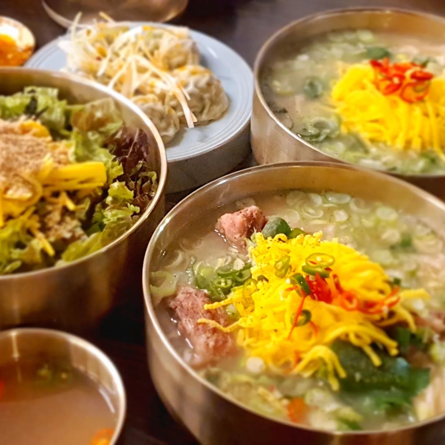 #광고 #협찬 #성수동맛집
⭐️배스타의 맛집 PR⭐️

광하👋
오늘 소개해드릴 맛집은 맛있는 녀석들과 전참시에서도 방영이 되었던 성수동에 있는 칼국수 맛집! #평이담백뼈칼국수 성수점 입니다🙋‍♂️

상차림도 깔끔하고 정갈함 그 자체였고, 진하고 깊었던 사골국물과 뼈칼국수도 두툼하고 푸짐해서 완전 배불리 먹고 왔답니다😆

평소에 물보단 비빔을 좋아해서 비빔칼국수도 먹어봤는데 새콤달콤한 것이 식감이 너무 좋았고, 속이 꽉찬 만두까지 육즙이 입안에서 팡팡 터져서 만족스러웠습니다🥟

TV에서도 나온 곳이라 그런지 점심시간에도 웨이팅이 있을 정도로 많은 사람들로 붐볐고, 인테리어도 아주 깔끔하게 잘 되어있어서 데이트 맛집으로도 손색이 없어 보였어요👍

다음주부터 장마가 시작된다고 하니 다들 빗소리 들으며 칼국수 한 그릇씩 드셔보세요🍜

📍위치 : 서울시 성동구 상원10길 10, 1층
(뚝섬역 2번출구에서 도보 302m)
📍영업시간 : 11시-21시(B.T 15시-17시)
📍매장 URL : http://naver.me/GpJeaNIr
.
.
#칼국수맛집 #성수동뼈칼국수 #뼈칼국수 #비빔칼국수 #칼국수 #성수동칼국수 #뚝섬역맛집 #뚝섬칼국수 #뼈칼국수맛집 #맛있는녀석들칼국수 #전참시맛집 #전참시칼국수 #성수동찐맛집 #성수동데이트 #성수동커플맛집 #평이담백뼈칼국수성수점