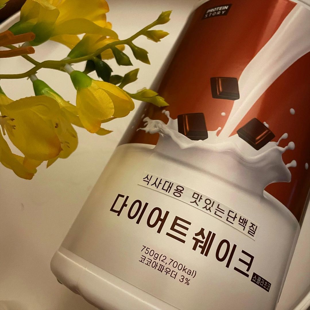 박지은 on Instagram: “#협찬 ✨프로틴 스토리 단백질 다이어트쉐이크 ✨12가지 맛 ✨가벼운칼로리, 꼼꼼한부원료 ✨체중조절용 조제식품 ✨균형잡힌 영양성분으로 가벼운 식단관리 ✨11가지