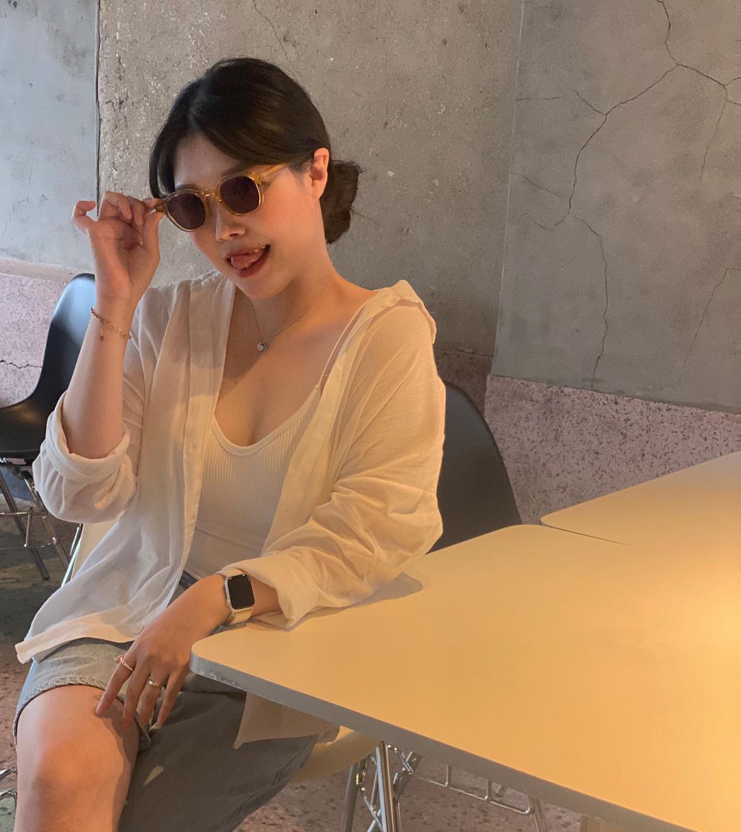 혜린 on Instagram: “#광고 선그리 장만했는데 너어무 맘에들오❤️ 고급 브랜드 제품에서 사용하는 아세테이트 소재를 사용해서 고급스럽고 뿔테지만 너무 가벼워서 놀람,,🕶 색감이