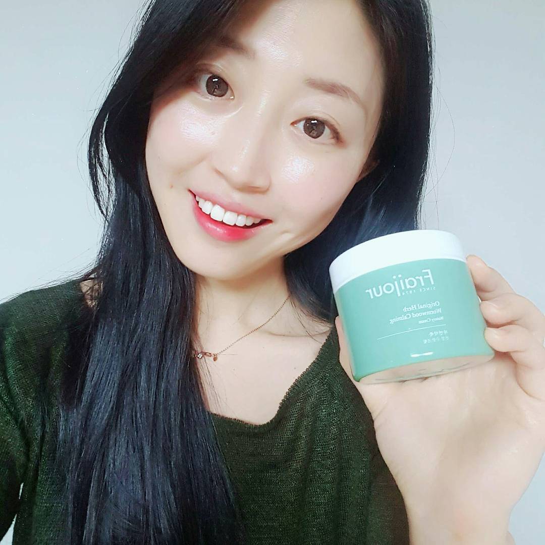 쁘니가희#일상#뷰티#여행#요리#육아#소통해요 on Instagram: “촉촉하다 촉촉해~~😍 . . 수분감을 가득 채워주는 순하게 바르기 좋은 #프레쥬 #수분크림 . . 수부지인 제 피부에도 딱인데요~ 순하게 바를수 있으면서 수분젤타입에고보습 제품이라 요즘처럼 건조할때 딱이네요~! . . . . .…”