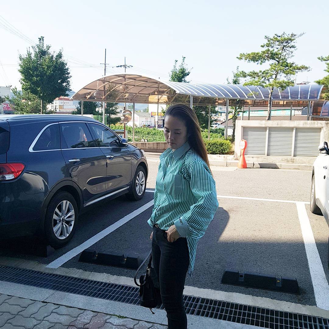 델라 on Instagram: “#패션스타그램  요즘 즐겨입는 #데일리룩 아이템 #핑크스터 #패션남방 확실히 #20대여자쇼핑몰 답게 디자인이 예사롭지 않죠 흔하디 흔한 디자인이 아니라 좋고 품질에 만족하며 가격에 또한번 만족하는 #쇼핑몰 딱 예쁨주의  #Pinkstre#오백원뽑기…”