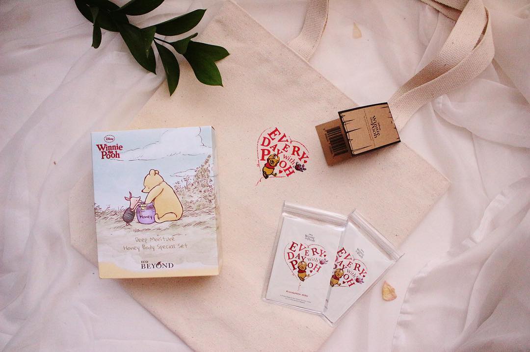 예쁜베리 on Instagram: “밀어서 보기 . 2019 Everyday With Pooh 캠페인 넘나 귀엽고 사랑스러운 푸 신제품 득템하고 푸랑 친구들처럼 달달한 우정 나누기💛 . 친구랑 도쿄디즈니핸드행 이벤트  또는 꿀럭키백 득템 이벤트는 덤~~💛 . 꿀명언카드 주는 12개…”