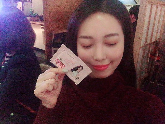 꽃 만지는 투현🌷💐 on Instagram: “밀어서 보기 . 연말/연초 술자리에서 항상 나를 지켜준(?) 고마운 #숙취해소제 #안티이불킥 . 이제 곧 생일이라 (2월 28일) 또다시 술약속이 자꾸 생겨서 항상 가방에 #숙취해소 도와주는 요아이 두세포씩 꼭 넣어다니고 있어요 ㅋ . .…”