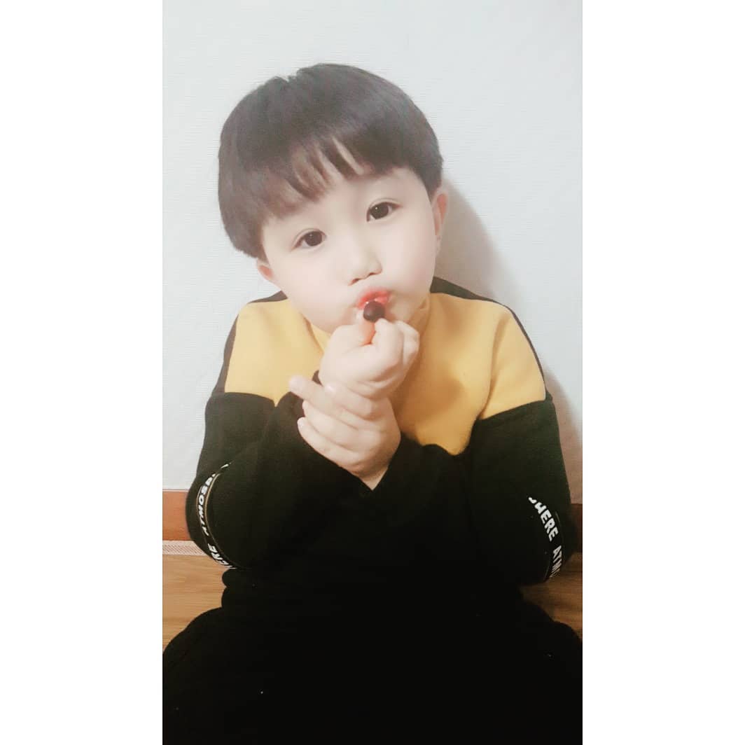 Jin jeonghan on Instagram: “첫줄 가온이가 좋아하는 에브리데이 아츄구미젤리~ 지퍼팩 포장으로 하나둘씩 먹이고 보관하기도 편리하다~  유기농 수세미 원액이 젤리 안에 잼처럼 들어가 있어 맛도 있고 설탕도 일반 설탕이 아닌 코코넛 설탕을 써서 건강에도 좋다~😀😀 밥 잘 안먹을때…”