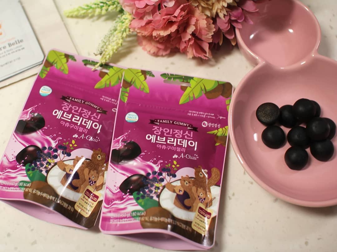☆달콤쨈☆ on Instagram: “쫄깃쫄깃 상콤달달콤한  #장인정신에브리데이 #아츄구미젤리 . 지퍼백포장이라 보관도 편하고 외출할 때 가방에 쏙 넣어 가지고 다니기도 좋다 . 면역력 증진에 도움을 주는 #엘더베리 와 호흡기에 도움이 되는 #유기농수세미 원액이 중앙에 들어가 있어 더…”