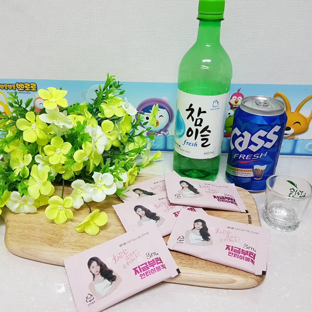 솔자매마밍 on Instagram: “술마신 다음날 늘 좀비가 되는 나ㅠ 주변에 술 진짜 쎈 언니한테 숙취해소 비결이 있냐구 물어봤더니 건내준 grn 지금부터 안티이불킥! 이거 먹고 다음날 신세계를 맛 보았어요ㅋ  진짜 말로만 듣던 숙취해소가 바로 이런거구나!~~👍 #grn #지알엔…”