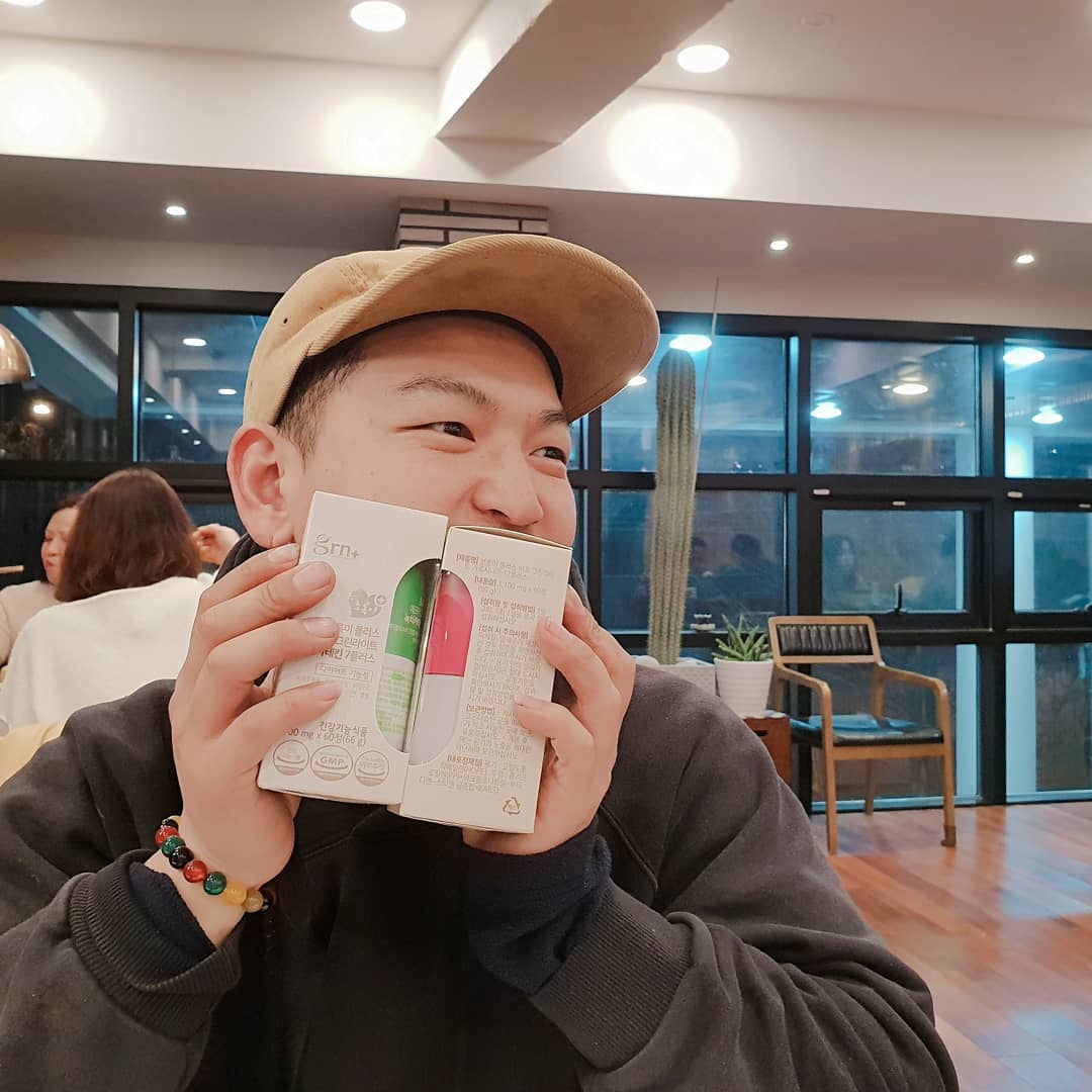 김알숭 on Instagram: “요즘 운동 한다며 생일선물은 닭가슴살로 해달라는 동생😆 대세 잇템 분홍이 초록이도 함께 먹으라고 줬다. 그래 30대란 그런거야 #살빼자 너와 나 ㅠㅠ 위아더 #다이어트 . . . . #grn #지알엔 #grn다이어트 #grn초록이분홍이…”