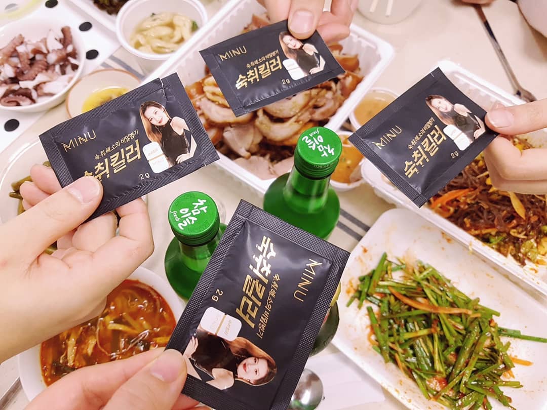 아린맘 :ㅡ) on Instagram: “#부부동반 #남편친구부부 . . 담날 아침출근하시는 분들이 몹시 마니마심 ㅋㅋㅋㅋㅋ 아침에일어날 그대들을위하여 건배~  아침거뜬하게 ㅋㅋㅋㅋ 한방에 팍 일어난거 실화? . . . #MINU #미누 #미누숙취킬러 #MINU숙취킬러 #숙취킬러 #숙취…”