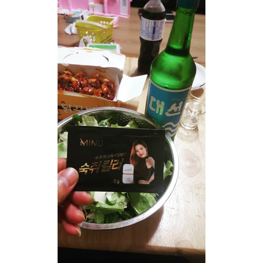 Jin jeonghan on Instagram: “첫줄 요즘 술자리가 많아져서 술 많이 먹은 다음날 힘들어져서 술먹기전에 숙취해소제 자주먹게된다~😁😁 내 간도 마이 늘것나보다...😭😭😭 이번에 먹은건 선미사진이 담긴 미누숙취킬러ㅎㅎ 레몬맛 가루라서 그냥 입에톡 털어놓고 먹어도되고 물에타서 먹어도…”