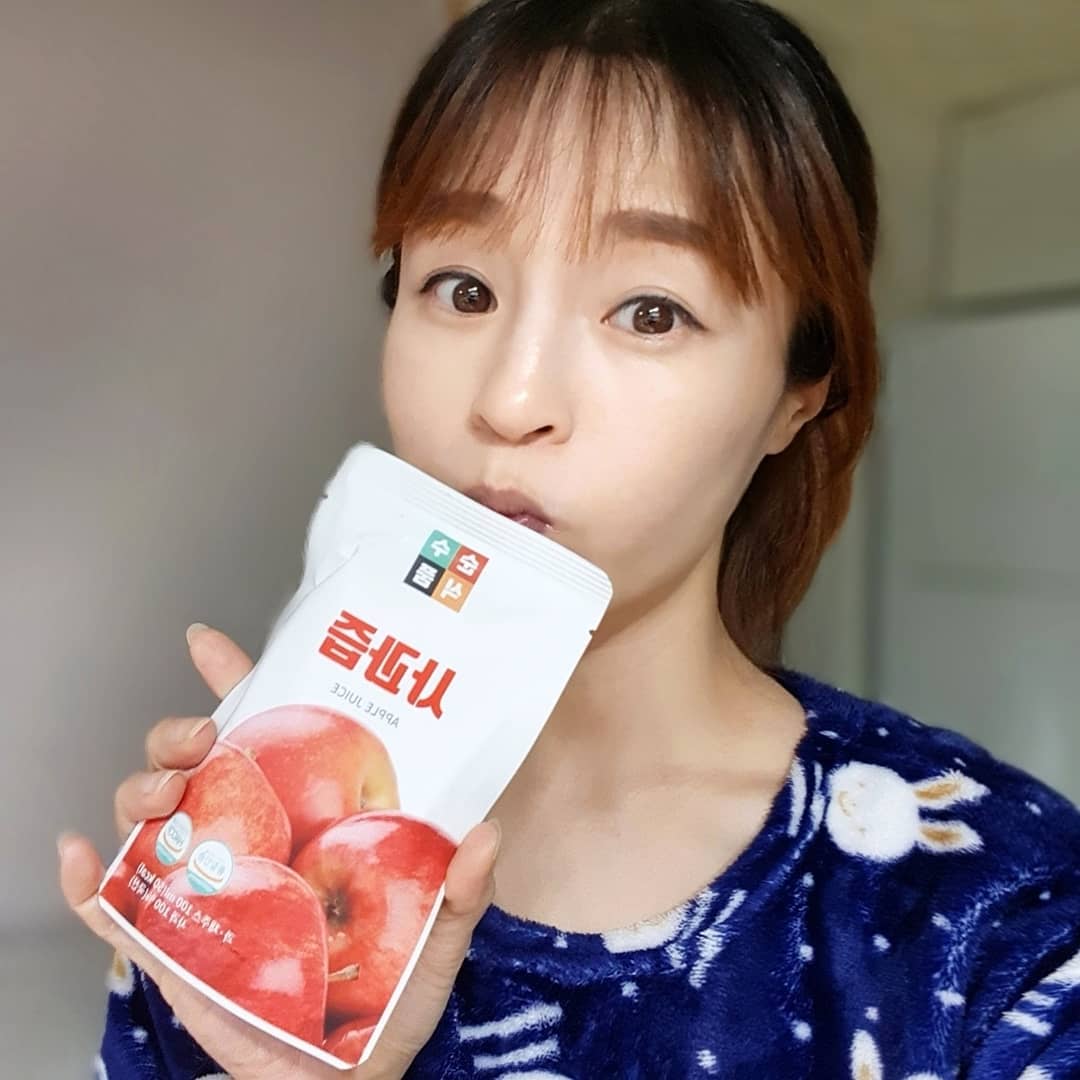 ♡
매일 아침 사과즙으로 시작하기!
국산사과를 통째로 갈아넣어 맛과영양 그대로 담은
순수식품 사과즙!

상콤 달콤한 맛으로 아이들 간식으로 사과주스 또는 얼려서 슬러쉬로 챙기기 제격이고  아이부터 어른 남녀노소  건강하게  챙길수 있어요!
.
.
soonsoofood
#순수식품 #사과즙 #사과즙추천 #사과주스 #사과청 #어린이간식 #해독주스 #아이들간식 # 클렌즈주스 #아침식사 #아침에사과 #건강즙 #다이어트 #설선물