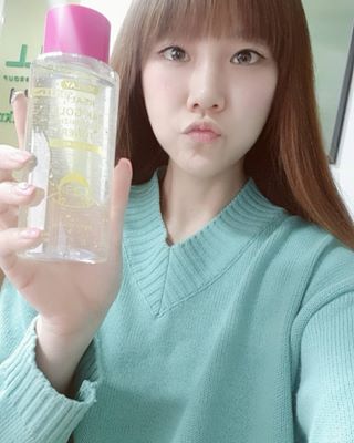 LeeMinYoung. on Instagram: “미플레이 진짜 24K 골드 보습 토너! 요제품 정말 24K 골드펄이 다량 함유 되어 있는 토너예요!  제형이 전혀 끈적임 없이 피부에 쏙쏙! 그대로 흡수되는 보습토너 라서 너무 좋아요ㅎㅎ 건조한 피부에 저는 정말 보습을 신경 많이 쓰거든요.  왠만한…”