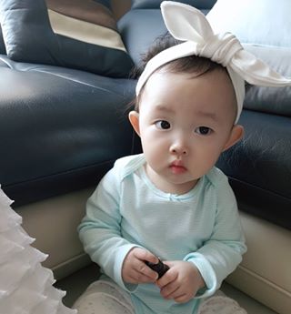 @lovelyhju on Instagram: “내 아기의 장건강을 위해 준비한 유산균 !! 분말형영양제를 먹을때는 아기가 먹기 힘들어하고 다 뱉었는데...🤪 .  영유아도 편하게 섭취할수 있는 액상형 유산균이라서 약을 먹고 있는지 모를만큼 편리하게 유산균을 섭취할수 있어서 넘 좋다 😊 . .…”