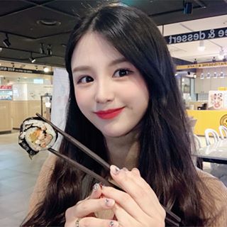🎗 하밍승맹승몽멍뭉 🎗 on Instagram: “덥지만 엄마가 사주신 목티 입은 날♥
종로타워 알리바바 쏙쏙김밥 가성비 갑 맛집ㅎㅎ
꼬마김밥 귀여워서 같이 셀카 찌고따👻
#알리바바쏙쏙김밥 #알리바바파트너스 #종로타워맛집 #종로맛집”
