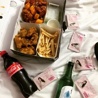 朴敬恩 on Instagram: “미리미리 챙기는 숙취해소제!!걱정없이 마시기!!ㅋㅋ . #grn #지알엔 #지알앤 #grn지금부터안티이불킥 #grn안티이불킥 #안티이불킥 #그림스타그램 #지알앤안티이불킥 #숙취 #숙취해소 #편의점 #술스타그램 #회식 #술쟁이 #술자리 #술그램…”