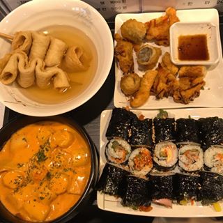 김하영 on Instagram: “리뷰_1 알리바바쏙쏙김밥(종각) . 책 속에 둘러쌓인 분식집, 종로타워의 종로서적 중앙에 위치해 있어서 책읽는 사람들 속에서 분식먹기 미션하는 느낌,,😛 . 어묵은 통통했고, 튀김은 바삭해서 맛있는 편이었당:) 꼬마김밥도 종류가 다양하고 맛있었지만,…”
