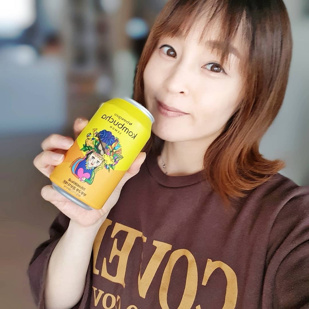 ♡
운동후 탄산땡길때 건강한 탄산음료 콤부차 한잔!

제주도의 최고급 녹차를 유기농사탕수수 원당과함께 발효시킨 자연 탄산음료로 건강하고 맛있어요!
3가지의  #부루구루 #콤부차

자연탄산의 상쾌함 초록의 오리지널맛!
노랑노랑 상큼함의 레몬맛
오감을만족시키는 오미자맛
캬 시원한청량감에 새콤달콤 맛있어라
마켓컬리에서 구매가능해요~
.
.
brewguru_official
#컬리 #마켓컬리 #카카오메이커스 #앵콜딜#탄산음료대신 #유기농재료 #건강한탄산음료#sponsored