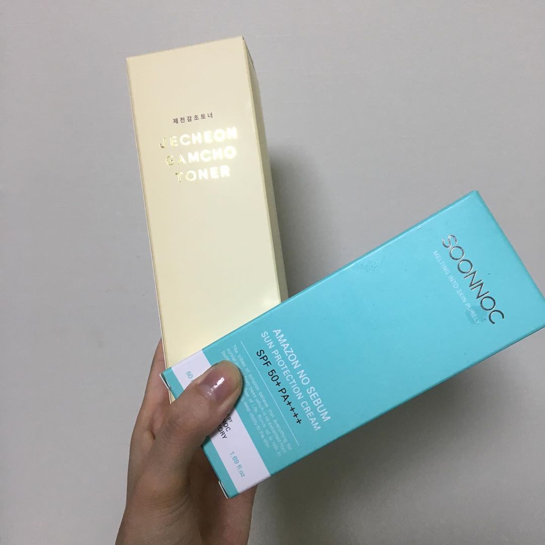 _gyh on Instagram: “아쥬 촉촉해 
#soonnoc #순녹 #노세범 #아마존 선크림 #무기자차 #아마존 노세범 선크림 #개기름안올라옴 #뽀송뽀송#순한선크림 #선크림 #개기름 흡수”
