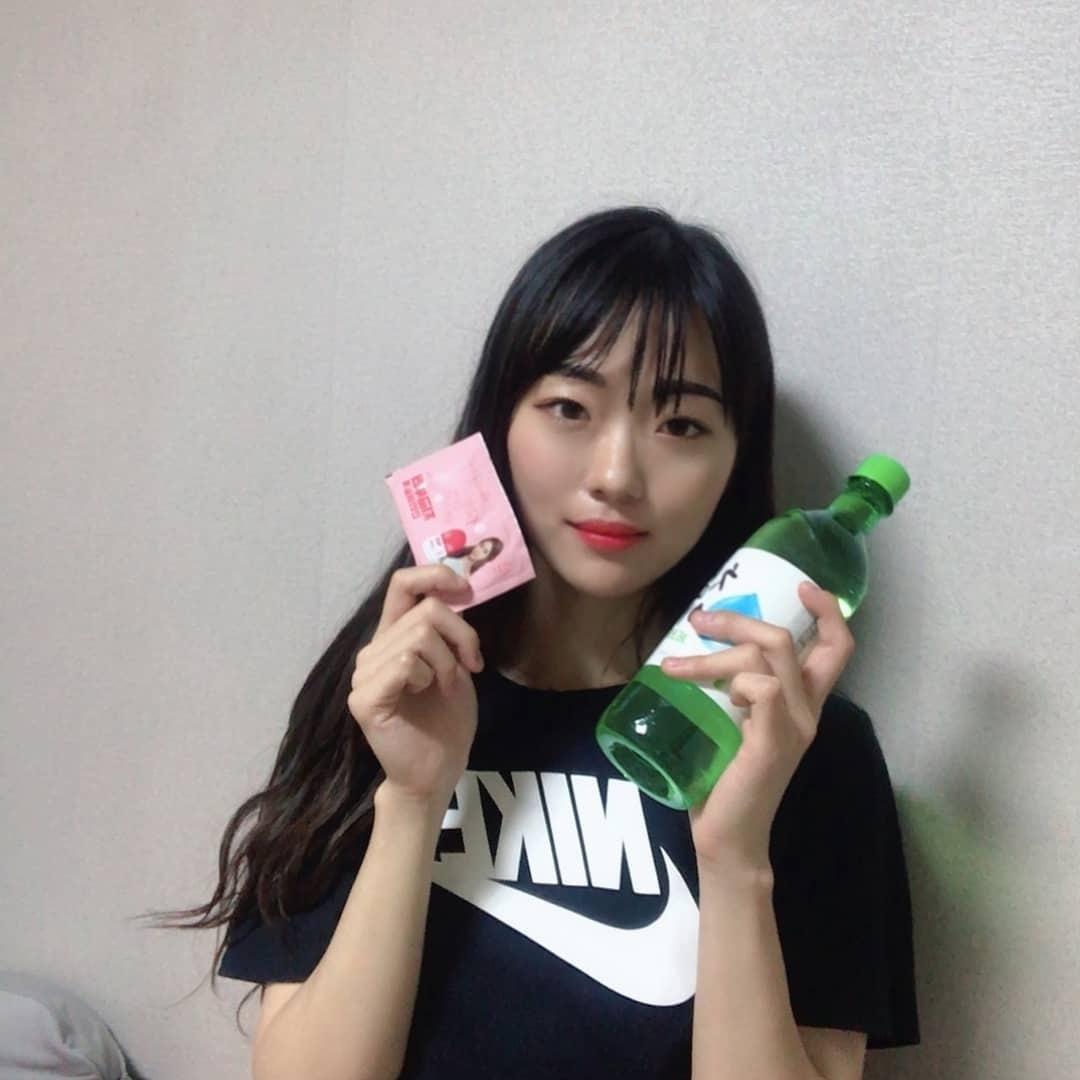 Hwang Hae In(황혜인) on Instagram: “혜.또.술(혜인이 또 술먹음)🍻 Grn지금부터안티이불킥 숙취해소제만 있다면 문제없다구!😚 요구르트맛 사탕이여서 술먹기전에 가볍게 먹어주기만 하면 👍 술도 부드럽게 잘들어가서 주량이 는거같은 착각도 들더라구요😍 . . . . . #grn #지알엔…”