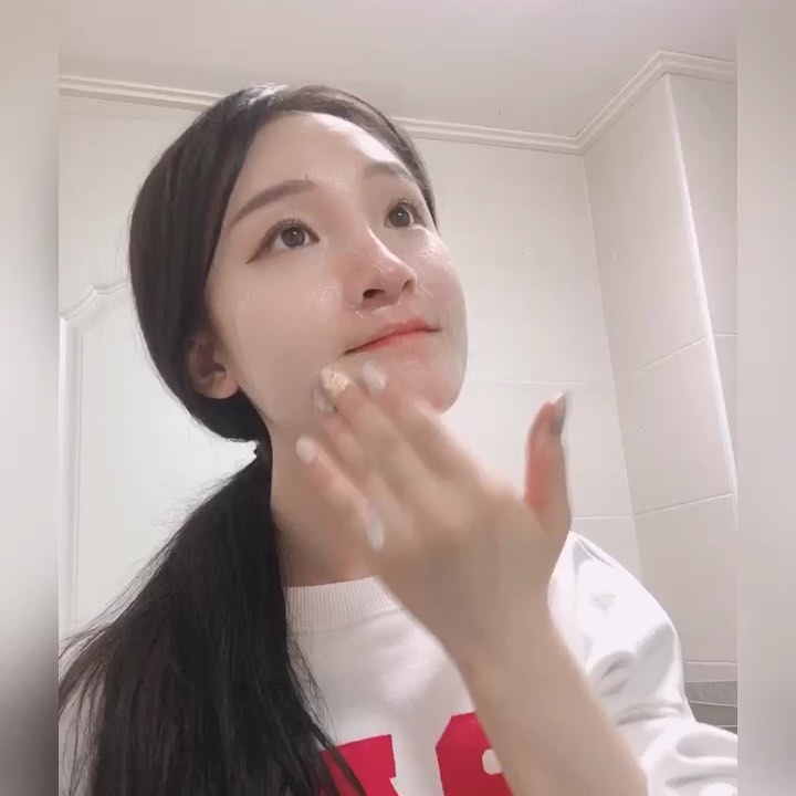 @http.hw_2 on Instagram: “🌳쉬드엘 로얄시카크림 콩클렌져🌳 ⠀ 🤦🏻‍♀️여자들의 평생고민 세안후 피부가건조해요☹️ 피부가 민감해요☹️ 피부기초가 무너졌어요☹️ 메이크업을 한번에 지우고싶어요☹️ 순한 클렌징이필요해요☹️ ⠀ ⠀ 이모든 고민을 한번에 잡을수있는 안심세정포뮬라…”