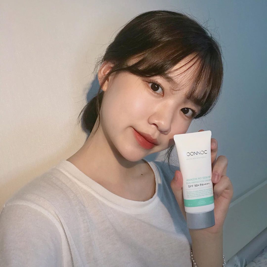 송지현 on Instagram: “여름에는 선크림 필수인거 다들 아시죠?! 피부가 굉장히 예민한 편인데 순녹 아마존 선크림은 성분이 좋아서 그런지 저랑 너무 잘 맞더라구요☺️무엇보다 향료가 안 들어간게 너무 좋았어요! 그리고 화장 전에 선크림 발라주면 화장 후에도 피부가…”