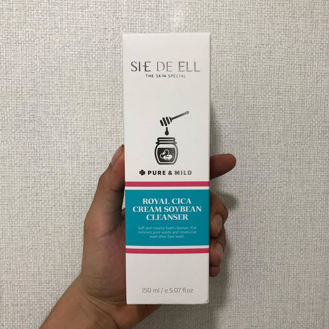 사람 on Instagram: “쉬드엘 로얄시카 폼 후기
약산성으로 "콩 "추출물을 첨가하여 수분유지 보습 을 중심으로 만들어진 상품이다 사용해본결과 세정력 좋다  기본적으로 거품도 풍성하고 좋다 얼굴 땡김은 딱히 없는듯하다”