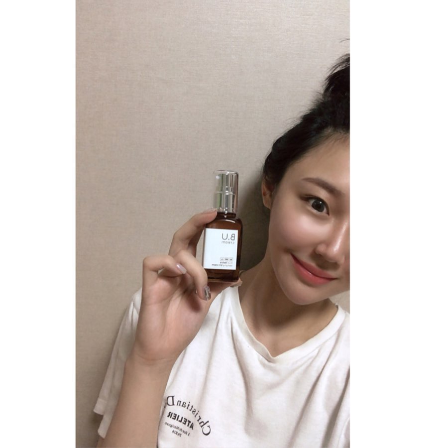 @096_j on Instagram: “천연화장품 ; #나에코스메틱 ✨에서 출시된  #BU크림 기초 마지막 단계에서 선크림 바르기전에 바르는 크림으로, 파데의 발림성을 중대시켜주고 ✔️ 자외선으로부터 받는 자극을 개선시켜주는 역할✔️ 온라인스토어뿐만아니라 신세계백화점, 갤러리아백화점에도…”