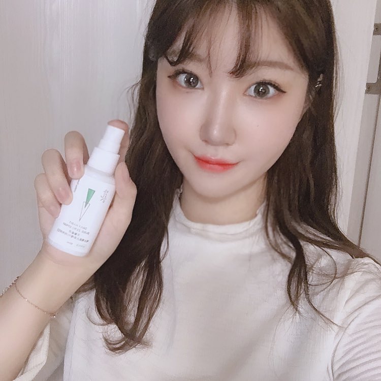 Ye Jin_Joo / سرينا on Instagram: “الحشرة لا يأتي لي بعد رش هذا الرش~ لذلك سأقدم هذا كهدية لجندي كوري😣 هذا هو ما يحتاجه حقا!😤 . . [오늘습관-벅스제로스프레이] 준성이 군대 훈련 가기전에 줄걸.. 이거 벌레퇴치…”